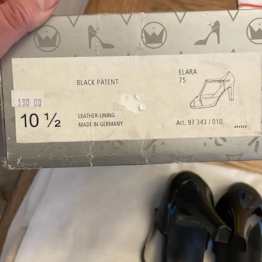 PETER KAISER BLACK PATENT HEELS.  SMALL PLATFORM IN FRONT.  NEW